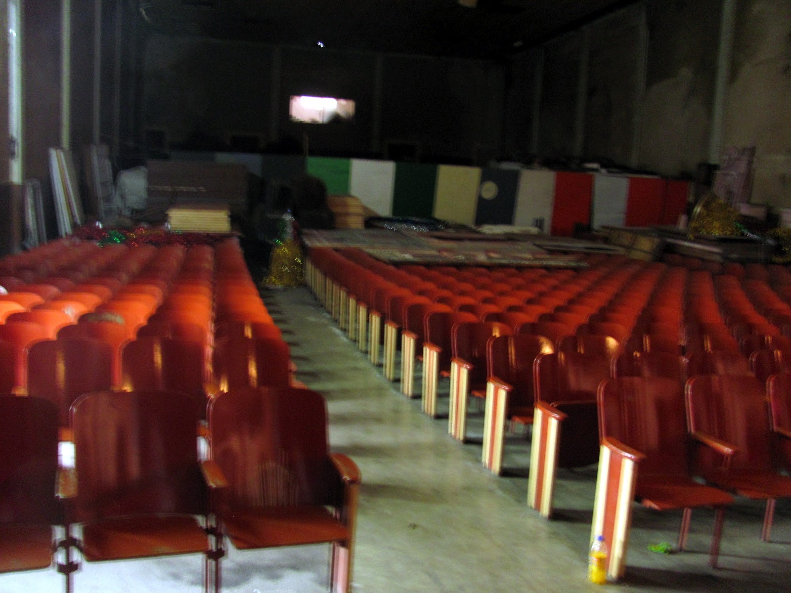 Interior de lo que fue el cine Maria Isabel, la gente dejaba de ir tambien por asientos incomodos, tambien en los otros cines.